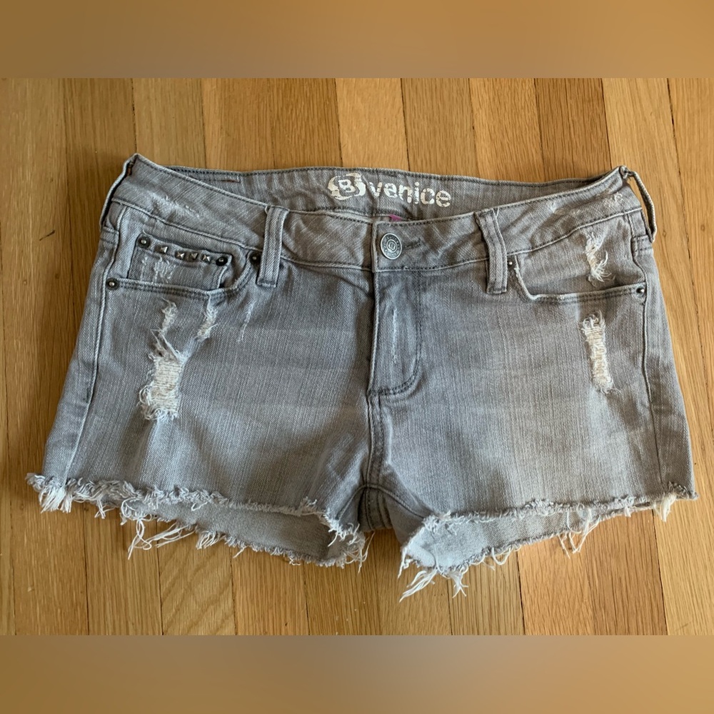 VGUC B VENICE LITE GRAY DESTROYED DENIM JEAN SHORTS IN JUNIORS SIZE 9 SHORT